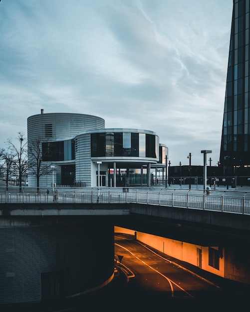 Edificio moderno su un ponte contro il cielo