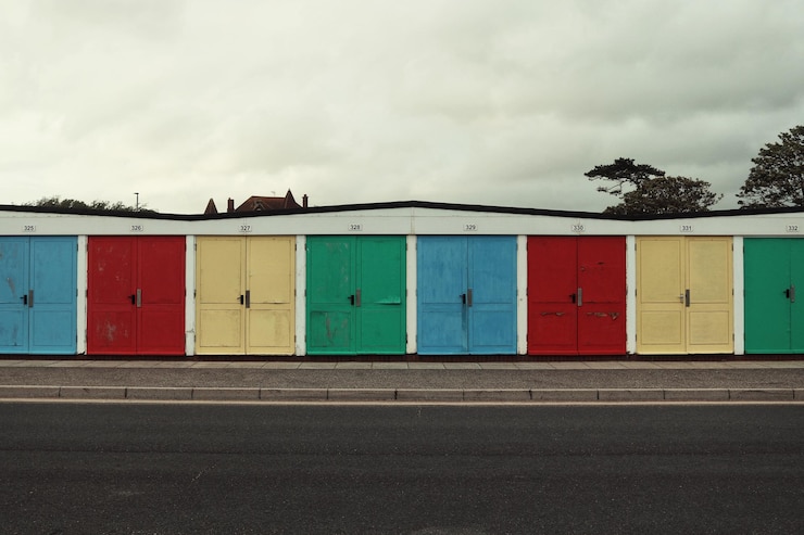 Foto edificio multicolore lungo la strada contro il cielo