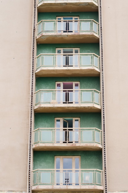 edificio multipiano con balconi