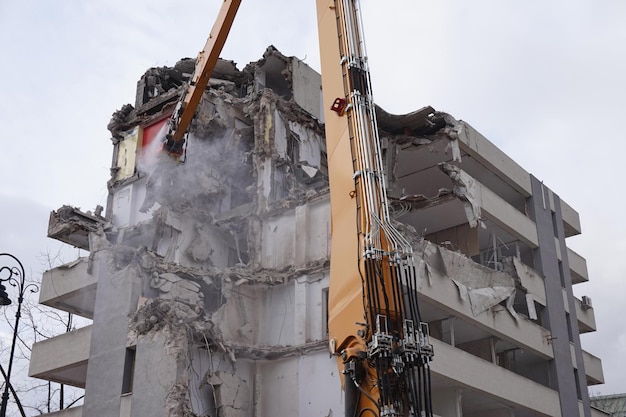 Edificio multipiano demolito e smantellato a macchina