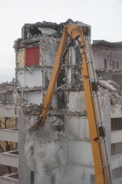 Edificio multipiano demolito e smantellato a macchina