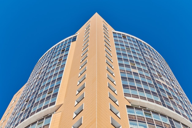 Edificio multipiano e cielo blu