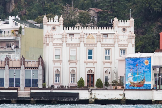 Edificio nello stretto del Bosforo