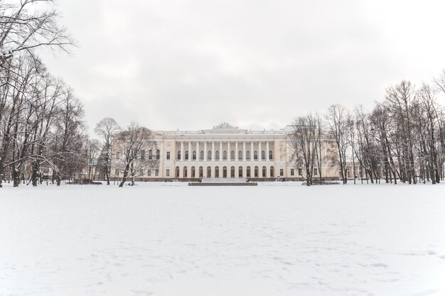 Edificio neoclassico nel parco in inverno.