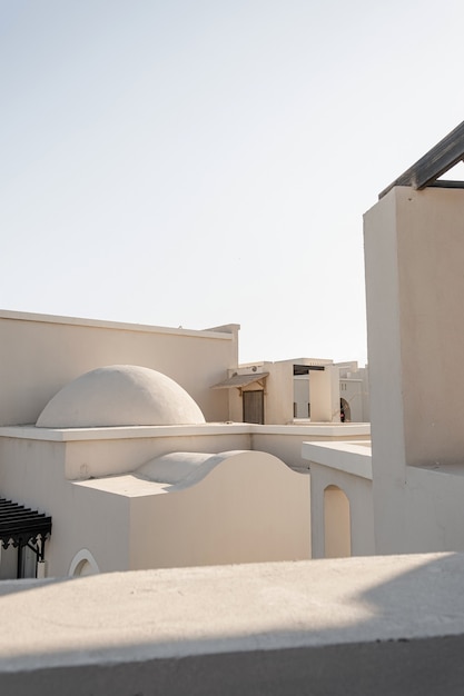 Edificio orientale moderno con pareti beige e cielo blu.