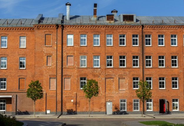 Edificio per uffici del mattone rosso nell&#39;iarda di vecchia fabbrica