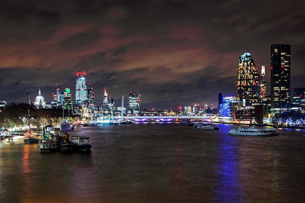 Edificio per uffici e fiume Tamigi a Londra