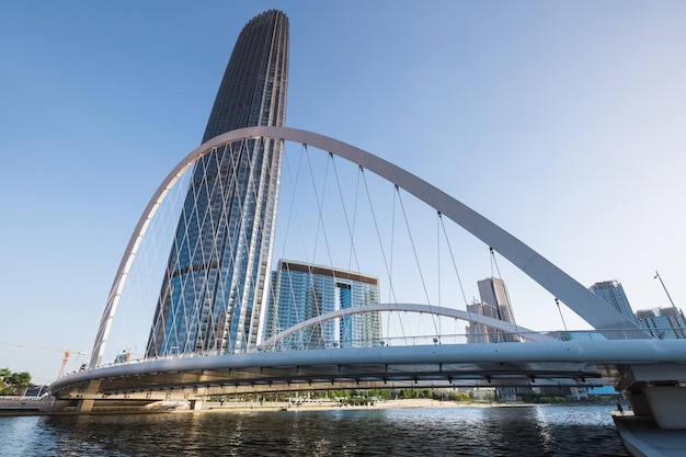 Edificio per uffici e ponte moderni a tianjin