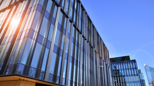 Edificio per uffici moderno con facciata in vetro Parete di vetro trasparente dell'edificio per uffici