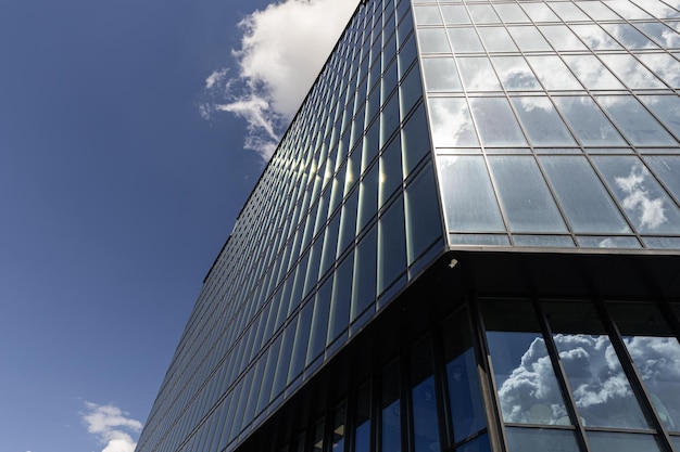 Edificio per uffici moderno con facciata in vetro su sfondo con cielo limpido Parete in vetro trasparente di edificio per uffici