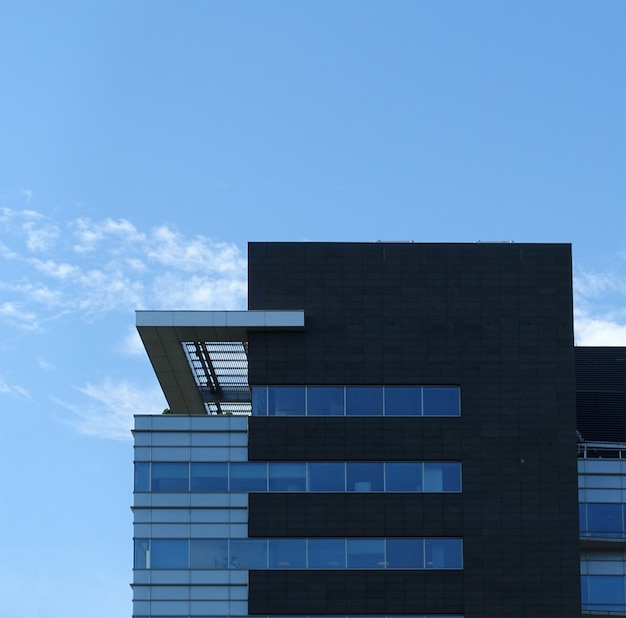 Edificio per uffici moderno contro il cielo di sera