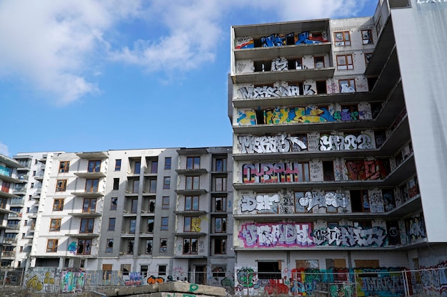 Edificio residenziale abbandonato incompiuto coperto di graffiti