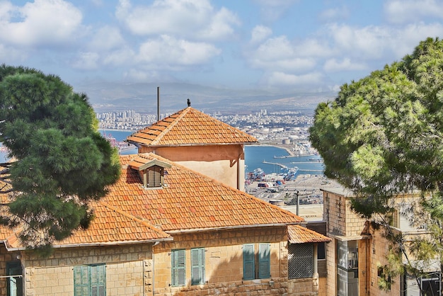 Edificio residenziale circondato da verde sullo sfondo del mare e del porto