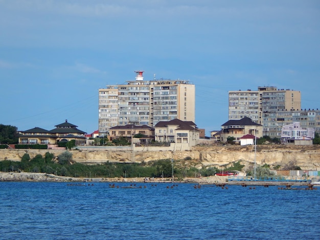 Edificio residenziale con un faro nella città di Aktau 16 luglio 2019 anno Kazakistan Mangistau regione