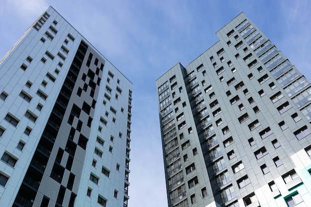 Edificio residenziale di lusso moderno contro il cielo.