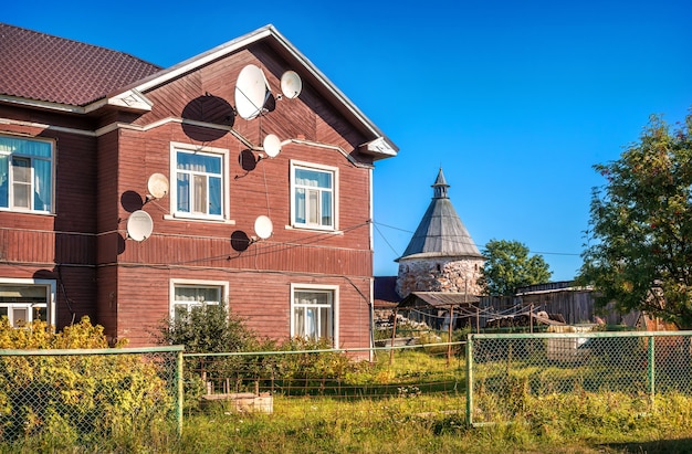 Edificio residenziale in legno a due piani sull'isola Solovetsky