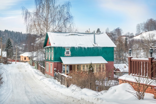 Edificio residenziale in legno su Nikolskaya Street a Plyos alla luce di una giornata invernale sotto un cielo blu