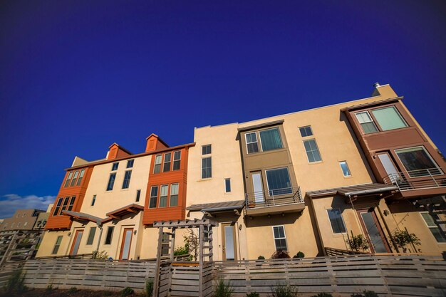 Edificio residenziale in una giornata di sole