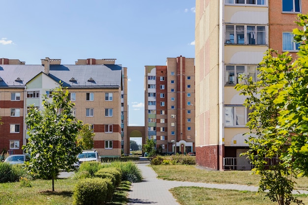 Edificio residenziale moderno a più piani. Costruzione di alloggi. Fondo residenziale. Zona residenziale per dormire. Mutui ipotecari per giovani famiglie.