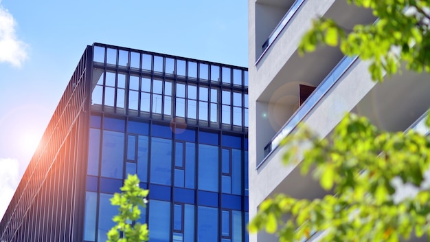 Edificio residenziale moderno con nuovi appartamenti in una zona residenziale verde Architettura ecologica