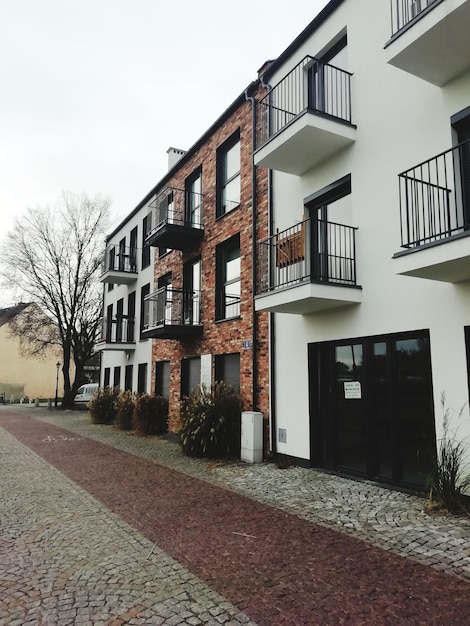 Edificio residenziale per strada contro il cielo