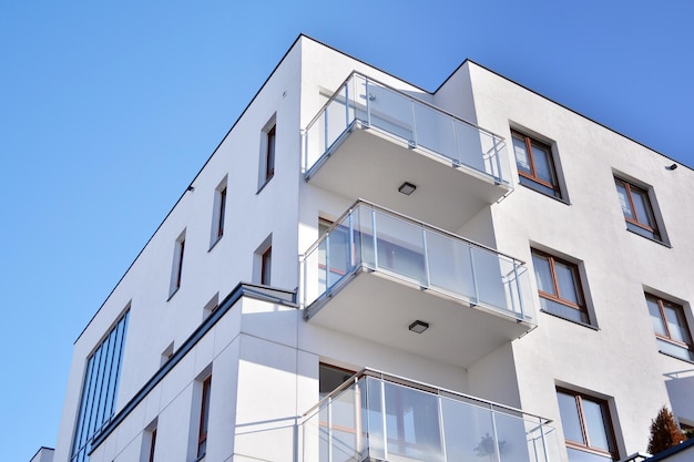 Edificio residenziale su sfondo cielo Facciata di una moderna costruzione abitativa con balconi