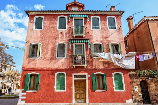 Edificio rosso con vernice scrostata a Venezia