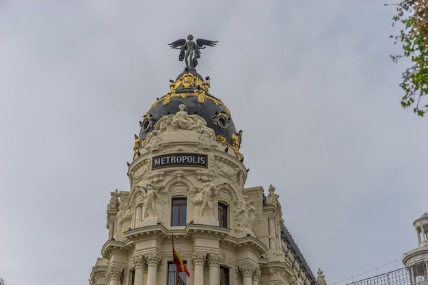 Edificio singolare di via alcala nel centro della città di madrid in spagna