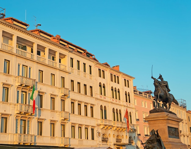 Edificio storico e statue a Venezia Italia