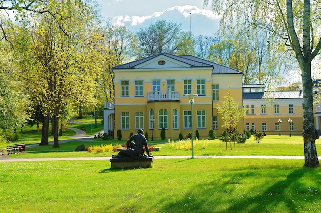 Edificio storico nel parco di Druskininkai, Lituania.