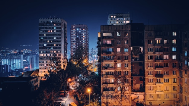Edificio urbano sovietico di notte