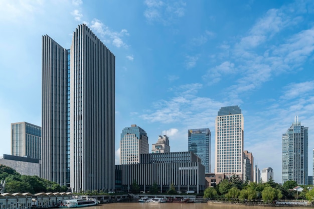 Edificio vista sulla strada del paesaggio su entrambe le sponde del canale Hangzhou Jianghang