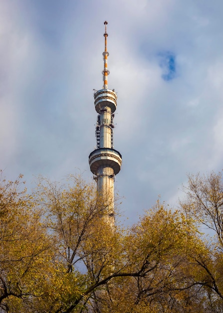 Editoriale. Veduta della torre televisiva di Almaty Kazakistan Una delle torri televisive più alte del mondo in zona sismica