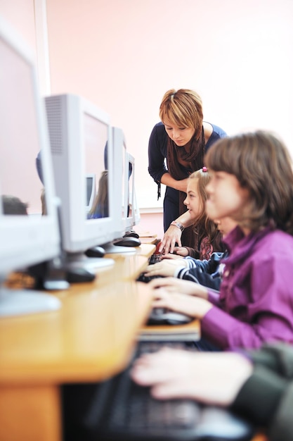 educazione con i bambini a scuola