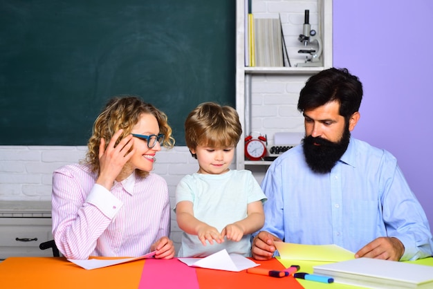 Educazione dei bambini e educazione degli alunni. Istruzione familiare a domicilio. Di nuovo a scuola. Modelli di collaborazione tra comunità scolastiche. Settembre. Famiglia scolastica. Formazione scolastica. Scuola materna. Festa degli insegnanti. Prima volta a scuola.