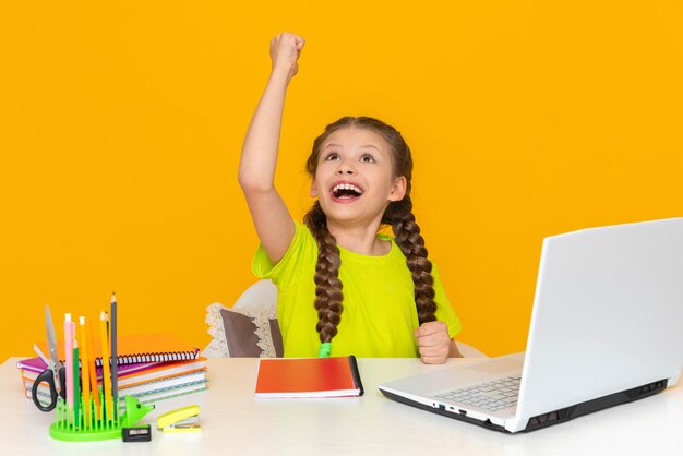 Educazione dei bambini La bambina si diverte felicemente a fare i compiti Educazione domiciliare online per gli scolari