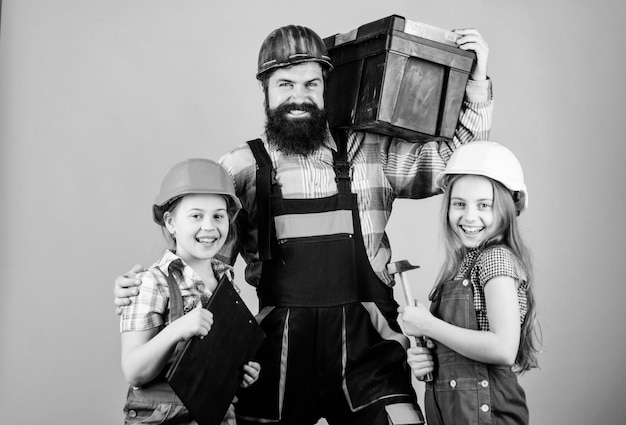 Educazione ingegneristica Operaio edile Riparatore in uniforme Padre e figlia in officina Uomo barbuto con bambine Lavoro di squadra in famiglia Industria Strumenti per la riparazione Cosa devo fare con esso