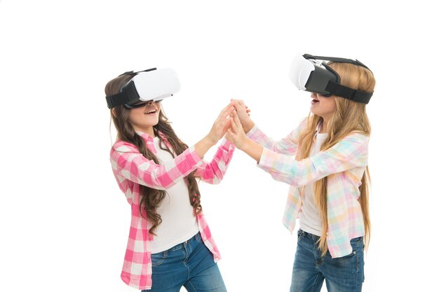 Educazione moderna Tecnologie per l'educazione alternativa Educazione virtuale I bambini indossano hmd esplorano la realtà virtuale o aumentata Tecnologia futura Le ragazze interagiscono con la realtà informatica Gioca al gioco e studia informatica