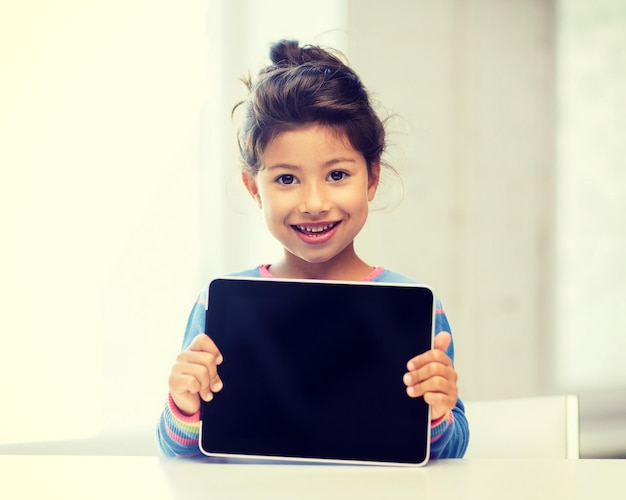 educazione, scuola, tecnologia e concetto di internet - piccola studentessa con tablet pc a casa