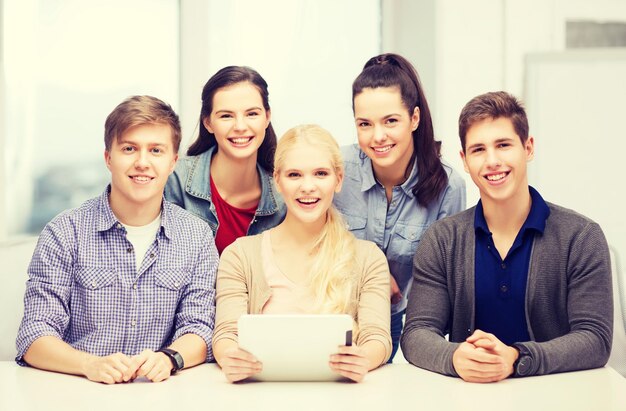 educazione, tecnologia e concetto di internet - studenti sorridenti con computer tablet pc a scuola