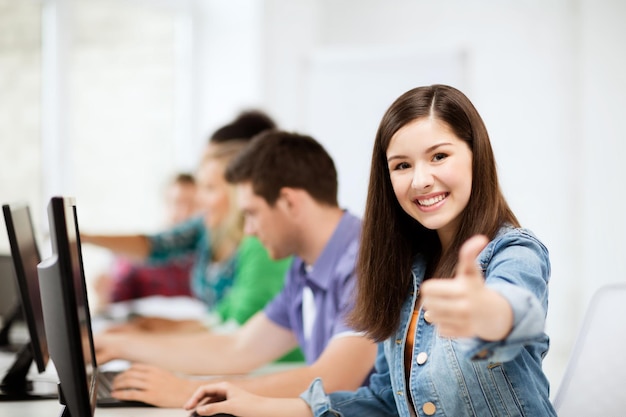 educazione, tecnologia e internet - studente con computer che studia a scuola