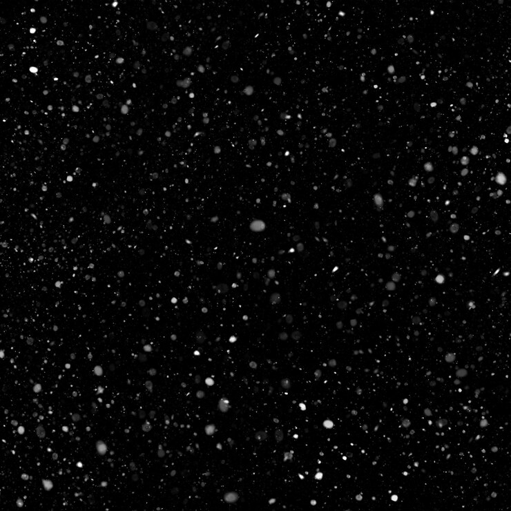Foto effetto texture neve bianca naturale isolata su sfondo nero notte