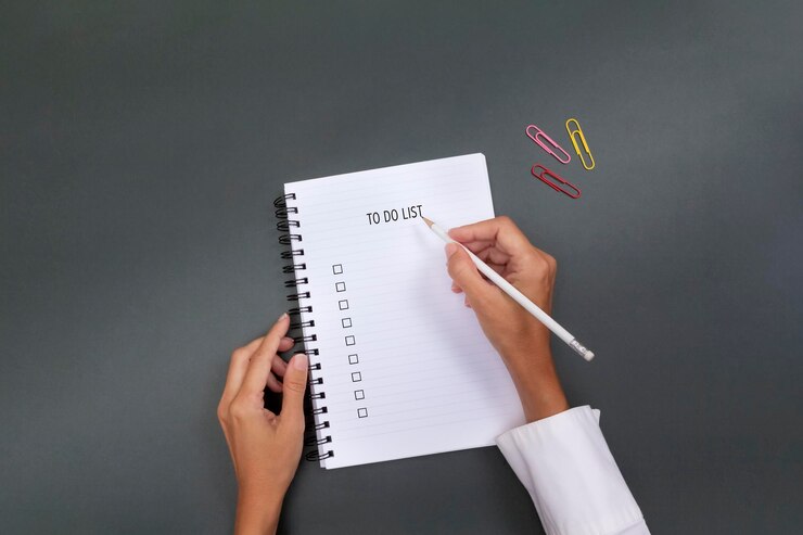 Photo efficient organization writing a todo list in the notebook