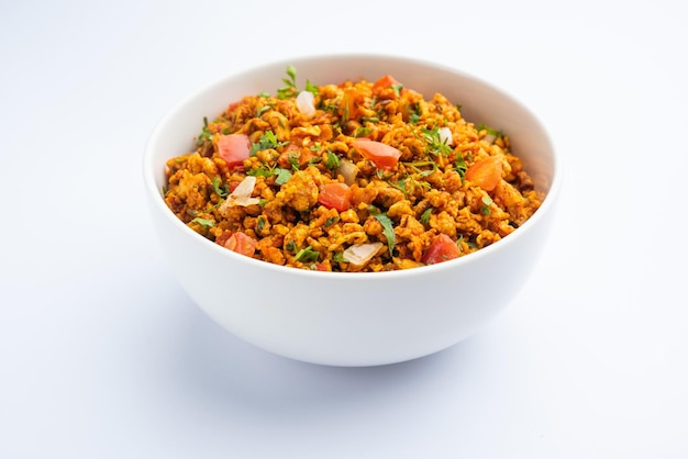 Egg bhurji noto anche come Masala Anda Bhurji è un piatto di uova strapazzate che è un popolare indiano str