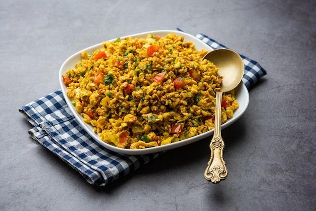 Egg bhurji noto anche come Masala Anda Bhurji è un piatto di uova strapazzate che è un popolare indiano str