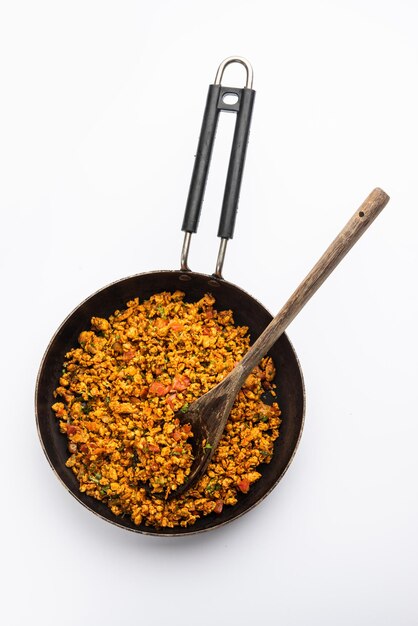 Egg bhurji noto anche come Masala Anda Bhurji è un piatto di uova strapazzate che è un popolare indiano str