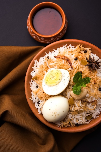 Egg Biryani - Riso Basmati cotto con uova arrosto masala e spezie e servito con yogurt, messa a fuoco selettiva