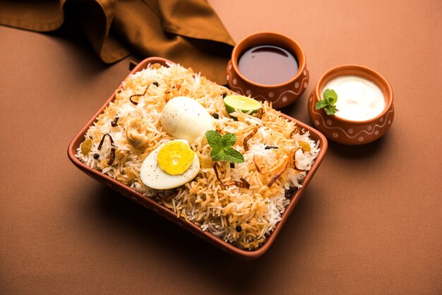 Egg Biryani - Riso Basmati cotto con uova arrosto masala e spezie e servito con yogurt, messa a fuoco selettiva