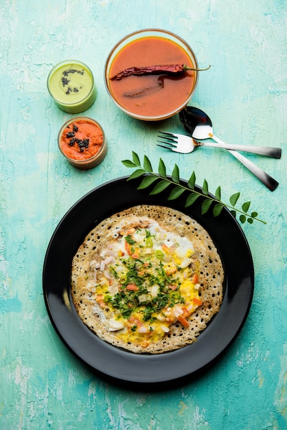 Egg Dosa è una colazione o un pasto non vegetariano dell'India meridionale popolare, servito con sambar e chutney