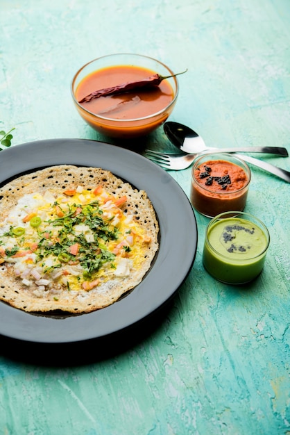 Egg Dosa è una colazione o un pasto non vegetariano dell'India meridionale popolare, servito con sambar e chutney